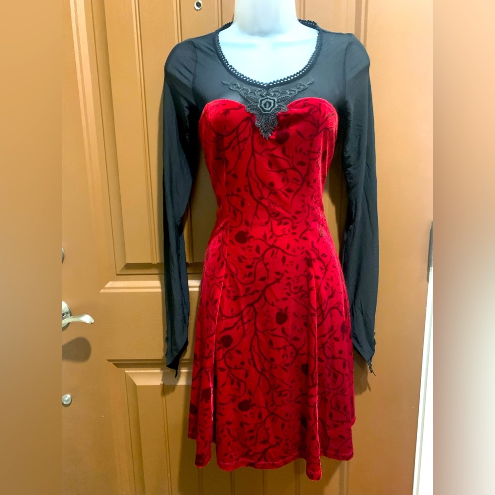 🍎“Once Upon a Time” Regina Red Velvet Apple & Vine Design Dress Hot Topic